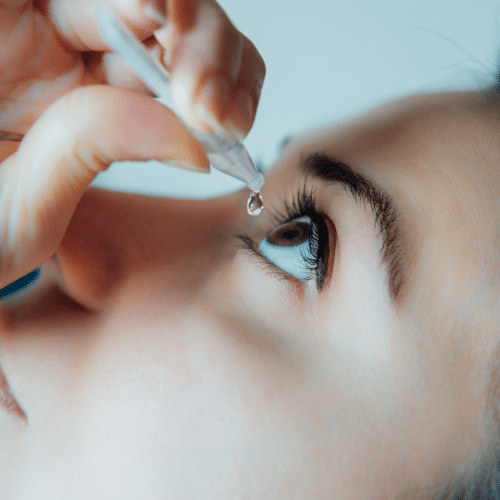Lavage des yeux avec pipette de sérum physiologique